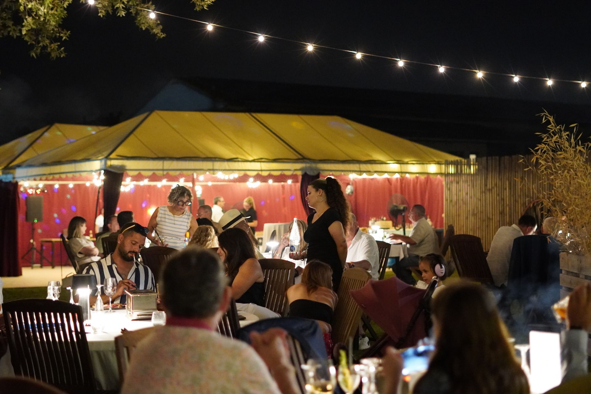 Boda de noche en la carpa iluminada de Can Casellas