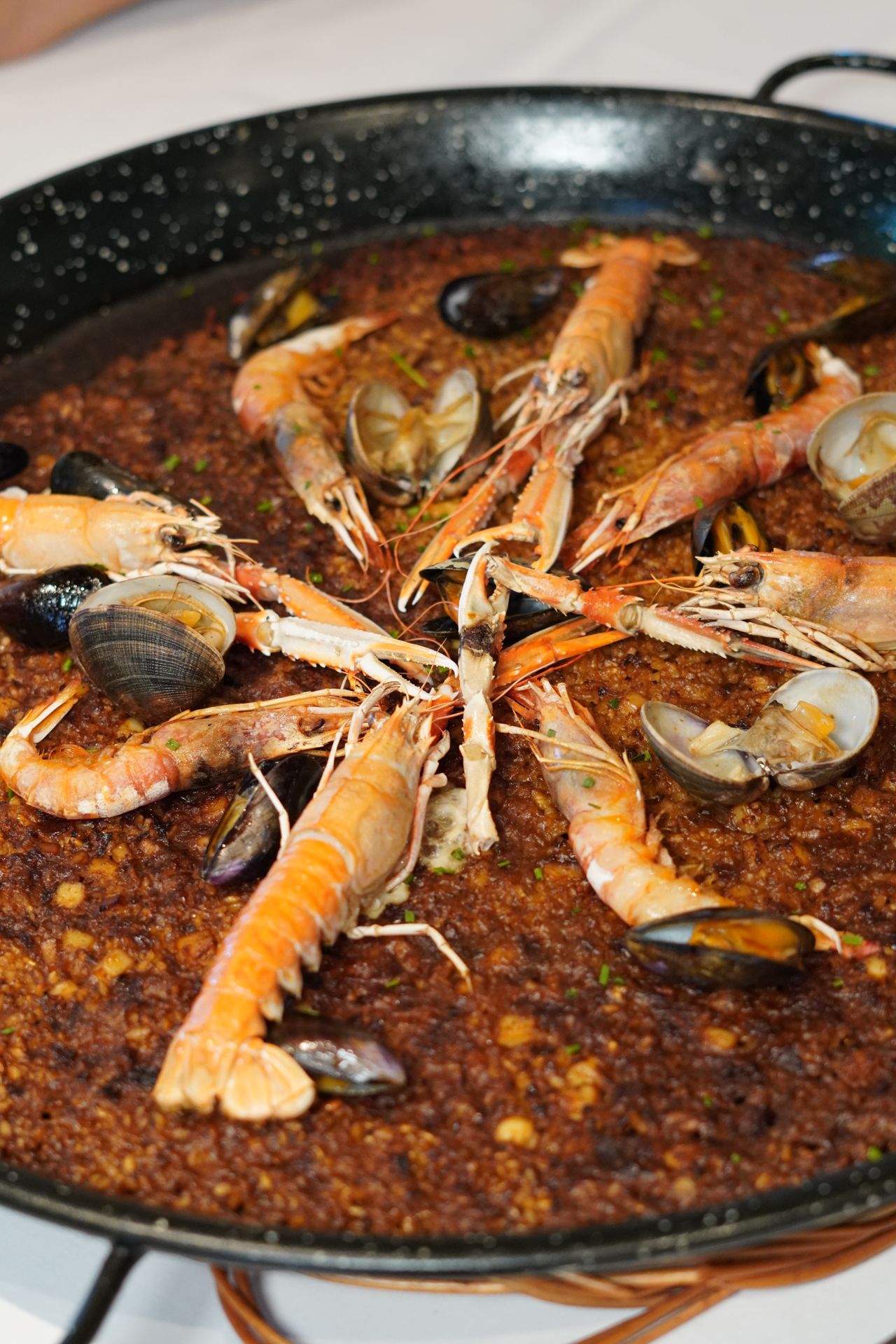 Paella de marisco recién hecha en Can Casellas