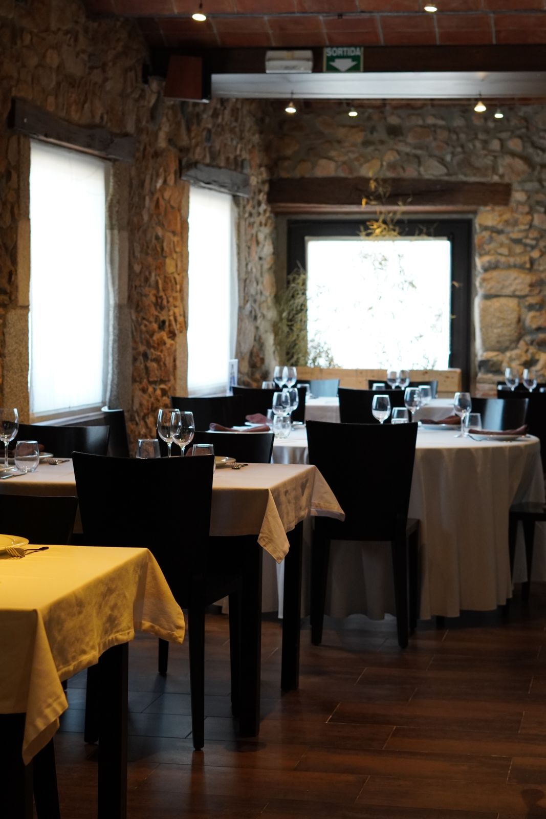 Sala de piedra de Can Casellas montada para una jornada de empresa