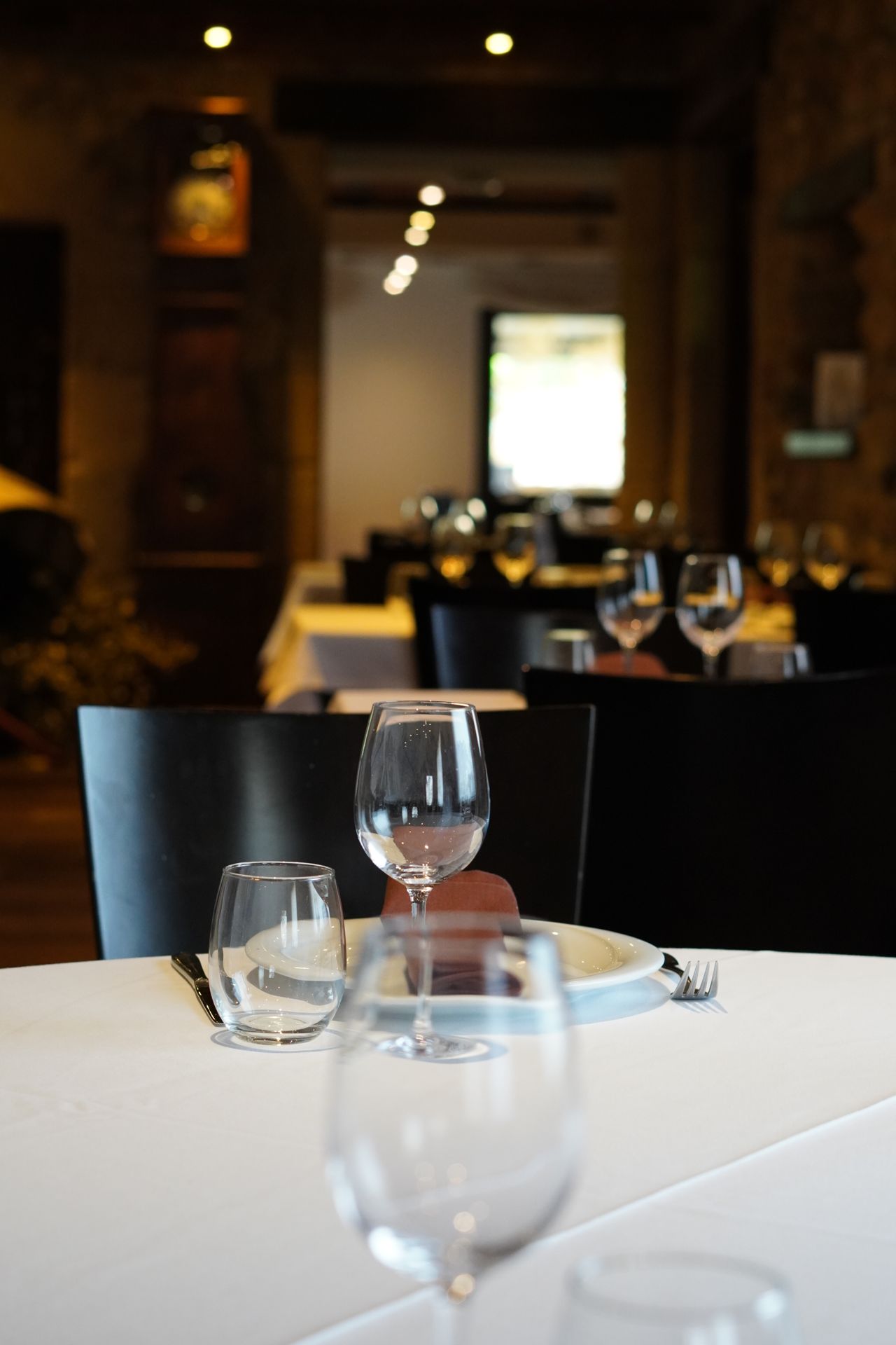 Sala del restaurante Can Casellas con paredes de piedra del siglo XIII